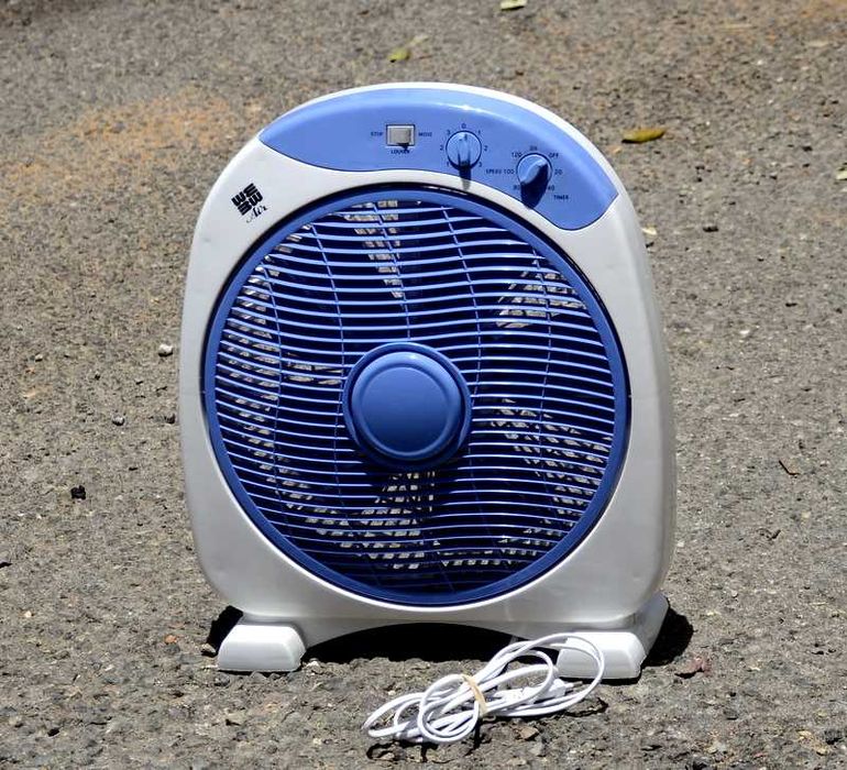 Vende-se televisor e outros equipamentos, tudo impecável