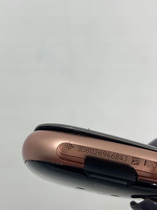 fitbit versa 4 smartwatch aktywnosci fitness opis