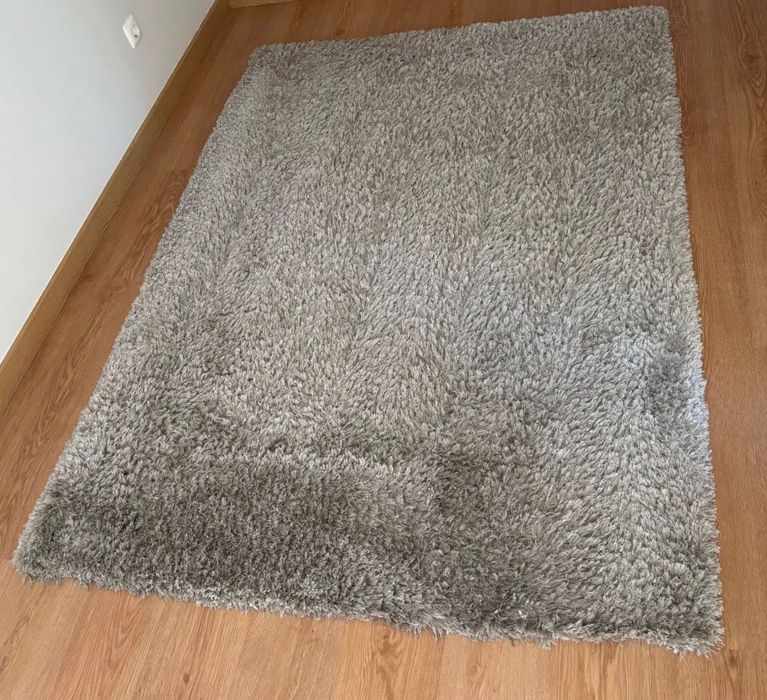 Carpete cinza pelo alto 160cm x 140cm