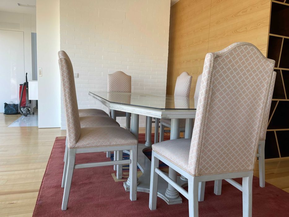 Conjunto mesa de jantar grande e 8 cadeiras tecidas