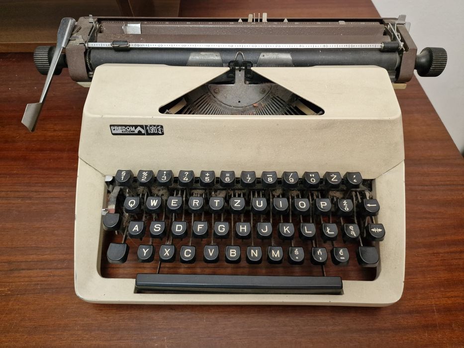 Maszyna do pisania Predom Łucznik 1330