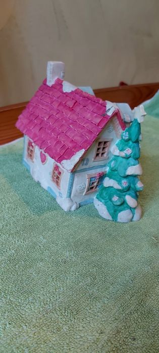 Ceramiczny porcelanowy domek plus figurki