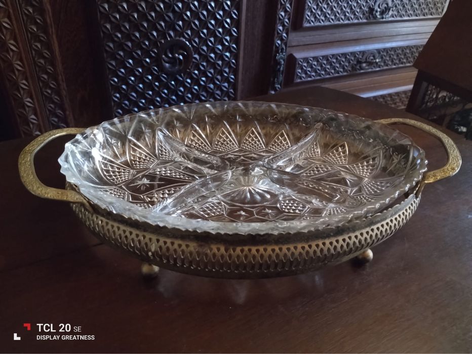 Tabuleiro para aperitivos em vidro lapidado e base em casquinha