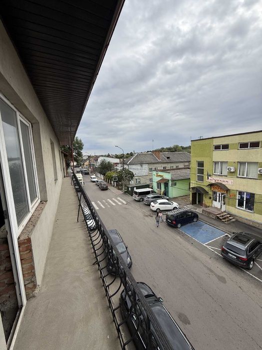 Продаж комерційного приміщення Мостиська + дві квартири центр