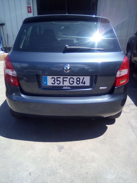 fabia em muito bom estado de pintura estovos peneus e mecanicamente venha comprovar.