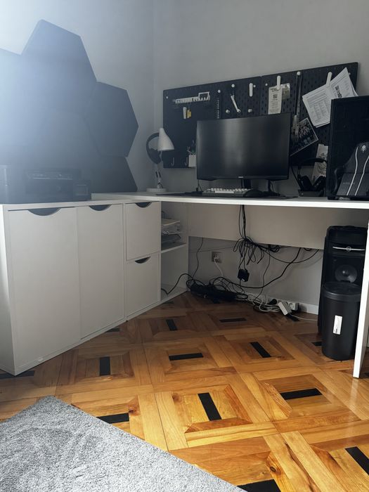 Białe biurko narożne