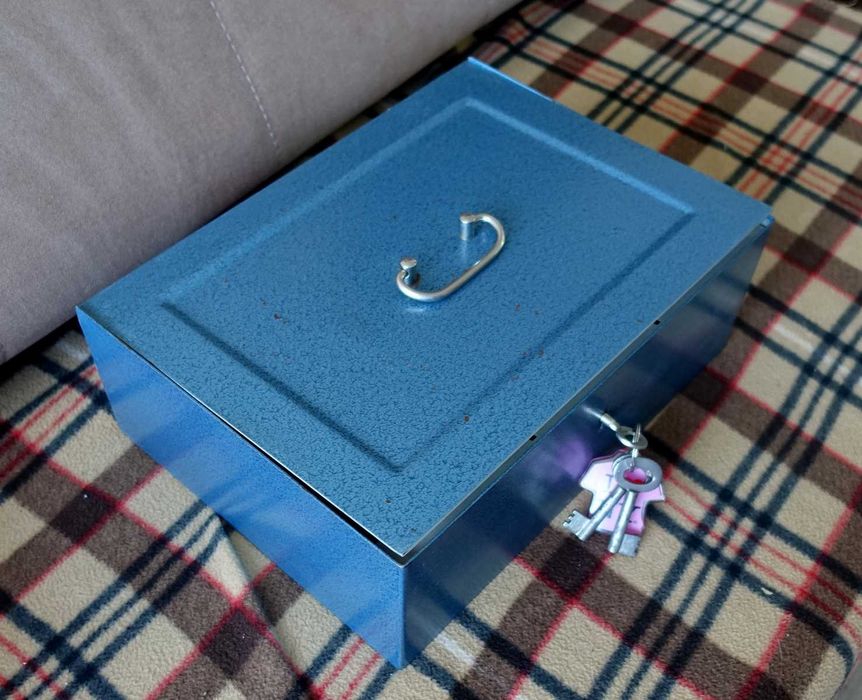 Solidna, opancerzona kaseta na klucz.Sejf.