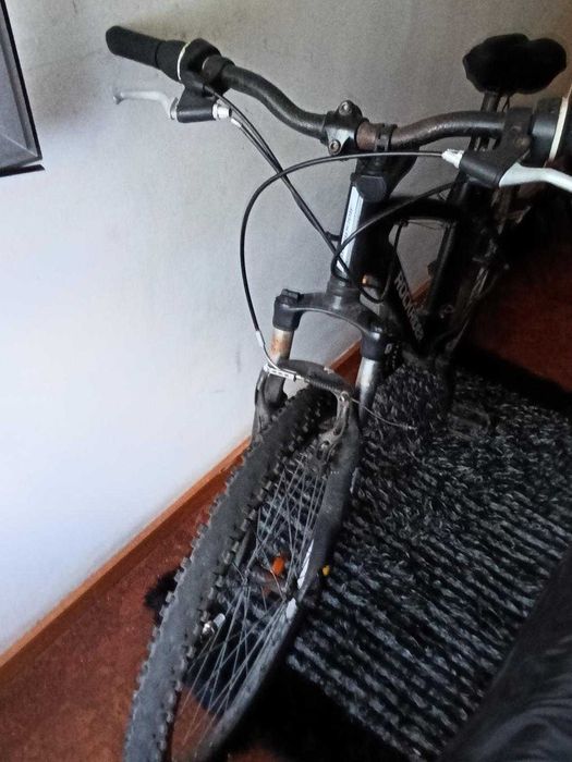 Bicicleta preta e branca