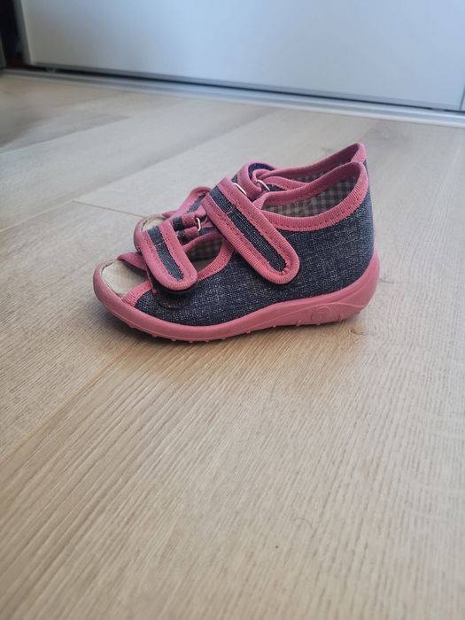 Kapcie, sandałki dziewczęce 22