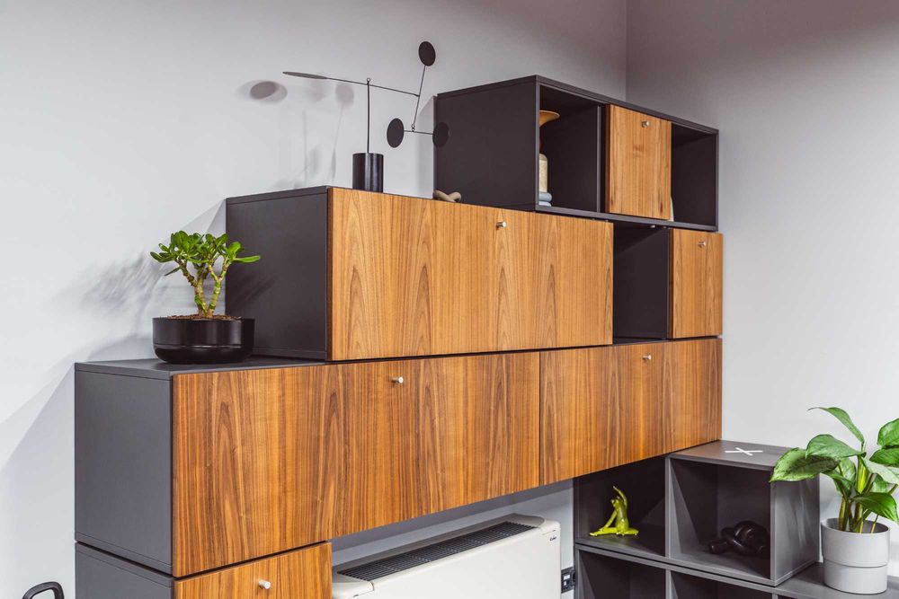 Regał gabinetowy OXO – designerski system przechowywania – stan idealny