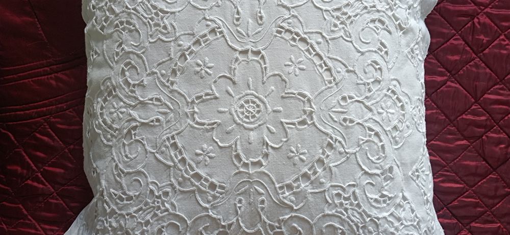 Almofadas em linho bordado