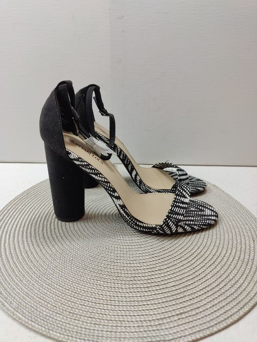 Nowe śliczne czarno białe sandałki na szerokim stabilnym słupku rozmia