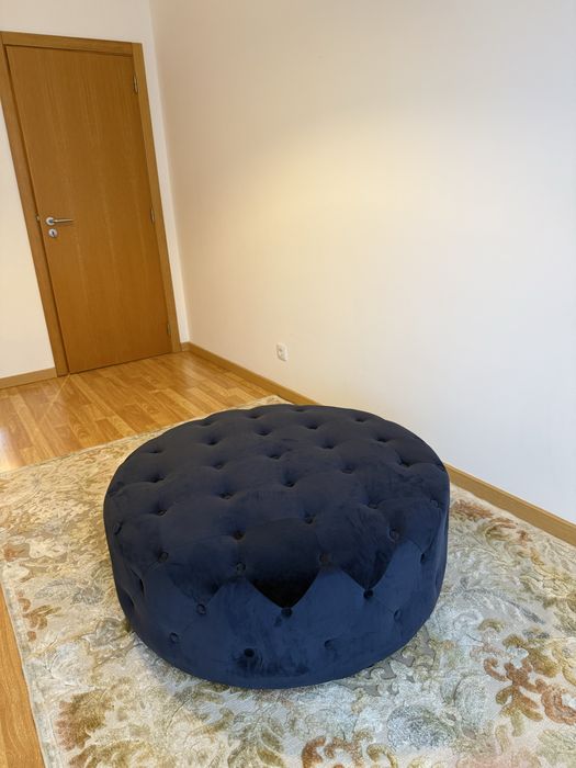 Pufe capitone azul veludo