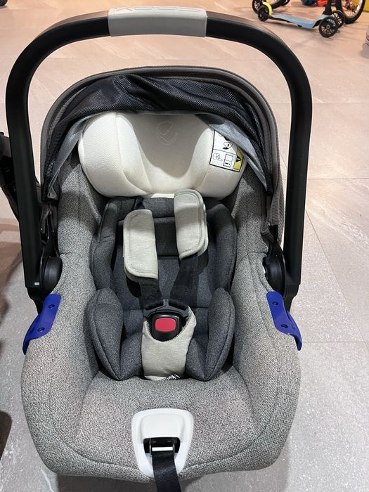 Carrinho e ovo de bebe com oferta de mala e capa chuva