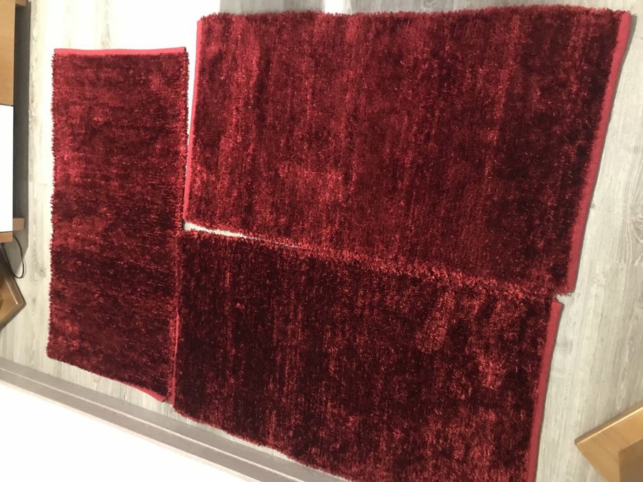 Vendo tapetes bordô com 2 almofadas iguais