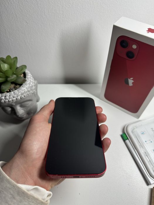Iphone 13 product red