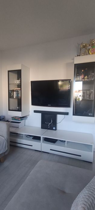 Zestaw mebli 2 witryny wiszące doświetlane LED i 2 szafki RTV
