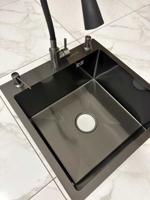 Мийка для кухні Britc 5050 PVD і гнучкий змішувач з нержавіючої сталі.