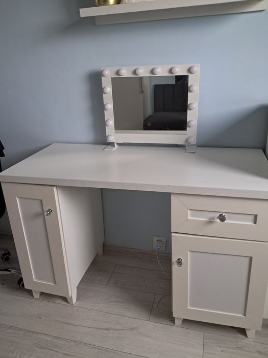 Białe śliczne biurko toaletka