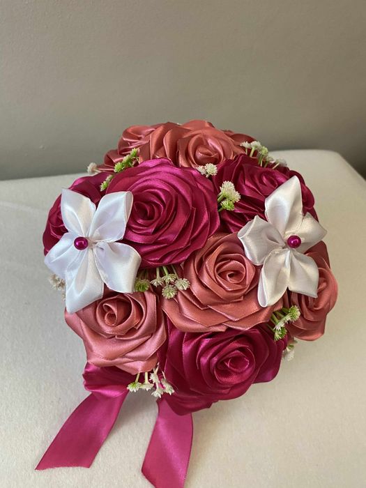 Flowerbox z róż ze wstążki w odcieniach różu i bieli