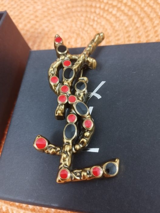 Używana broszka YSL Saint Laurent Paris w kolorze złotym z kamieniami
