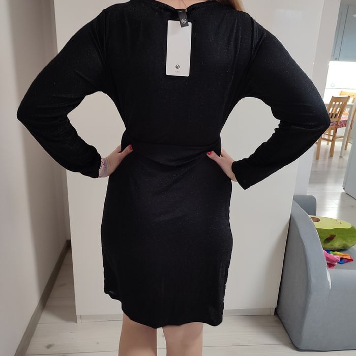 Czarna połyskująca sukienka