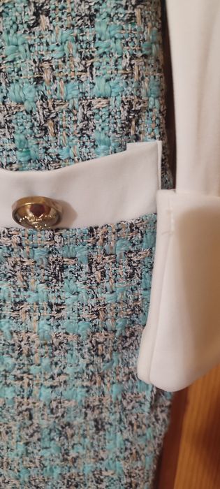 Sukienka Chanelka efektowna i elegancka.