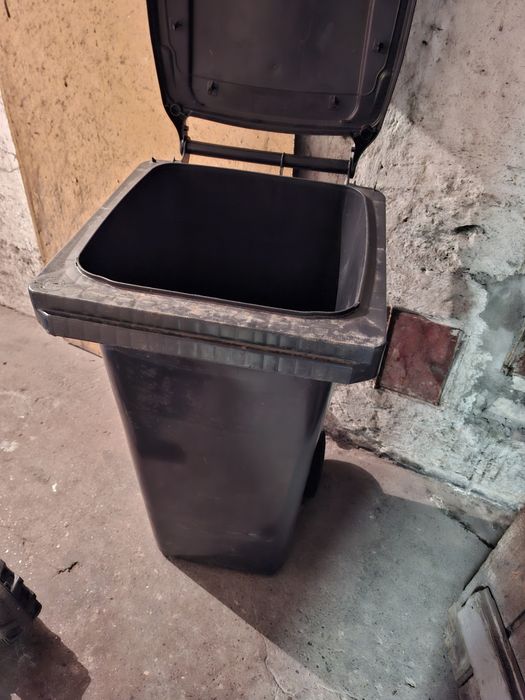 Kosz na śmieci czarny