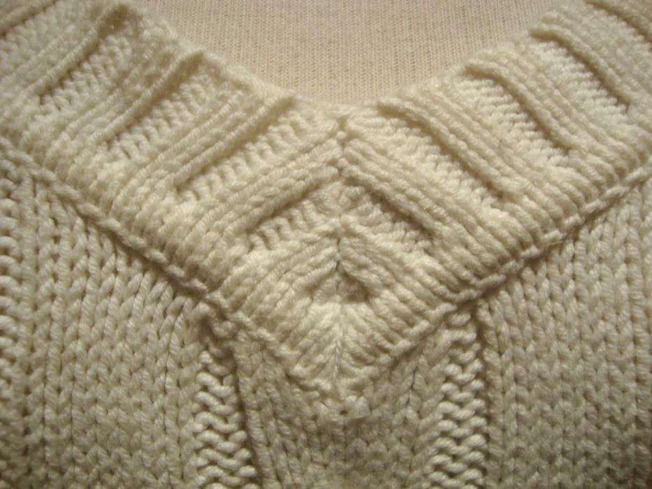 Camisola decotada de tricot branco da Mango