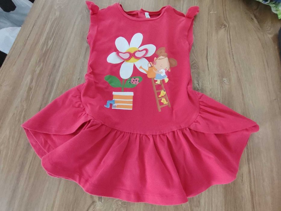 Vestido para menina, alegre e colorido