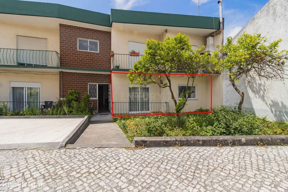 Apartamento T3 Rés do Chão com Garagem, Logradouro e Terreno – Marinha