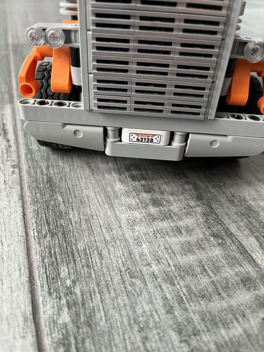 Конструктор LEGO Technic Вантажний евакуатор 42128