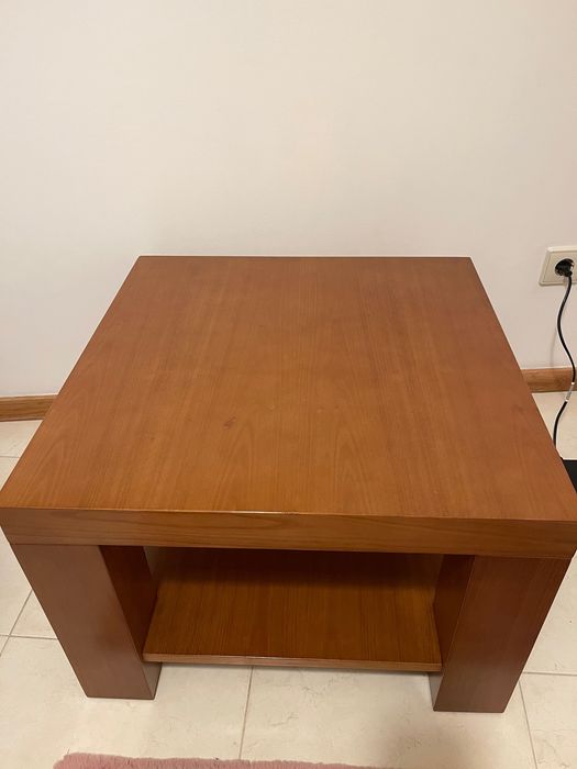 Mesa centro de sala ou suporte em madeira maciça