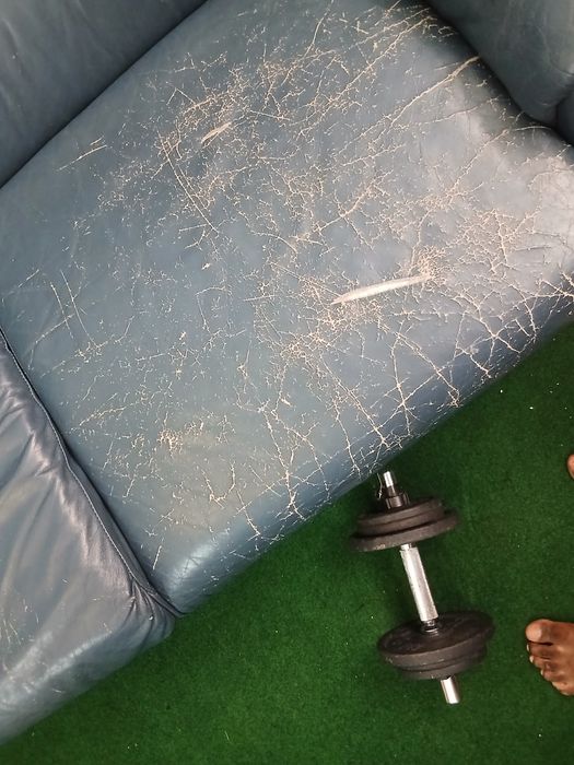 Sofá de 2 Lugares marca AGOL em Pele Azul Escuro com Detalhes em Madeira