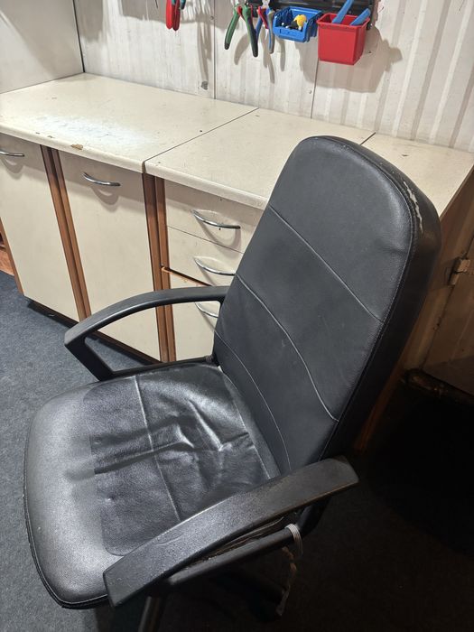 Fotel obrotowy do biurka.