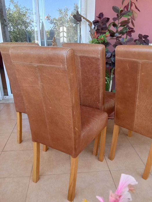 4 cadeiras castanhas (cada cadeira 10 Eur)
