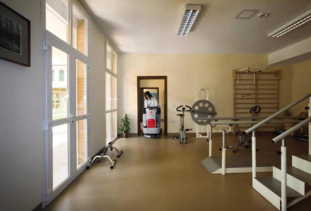Szorowarka samojezdna zmywarka do posadzek bateryjna Comac Innova 85 B