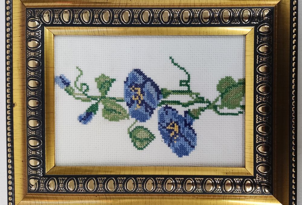 Moldura Dourada trabalhada em ponto cruz