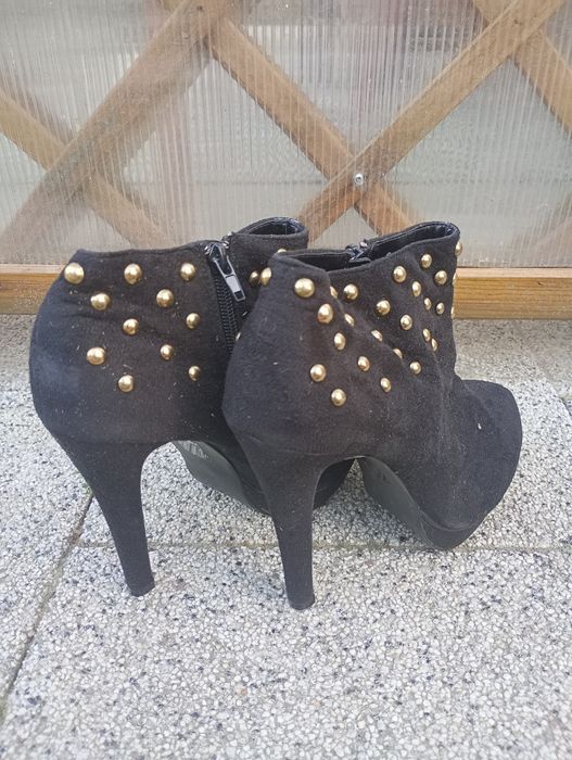 Buty czarne na obcasie