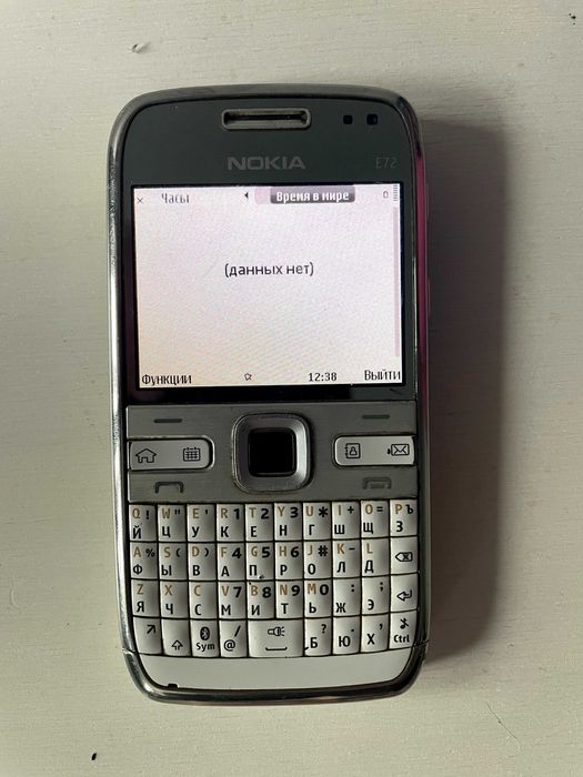 Продам Nokia E72 white в хорошому стані