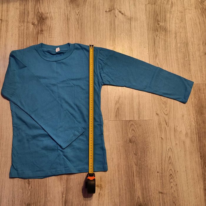 Koszulka z długim rękawem na wzrost 134-140cm.