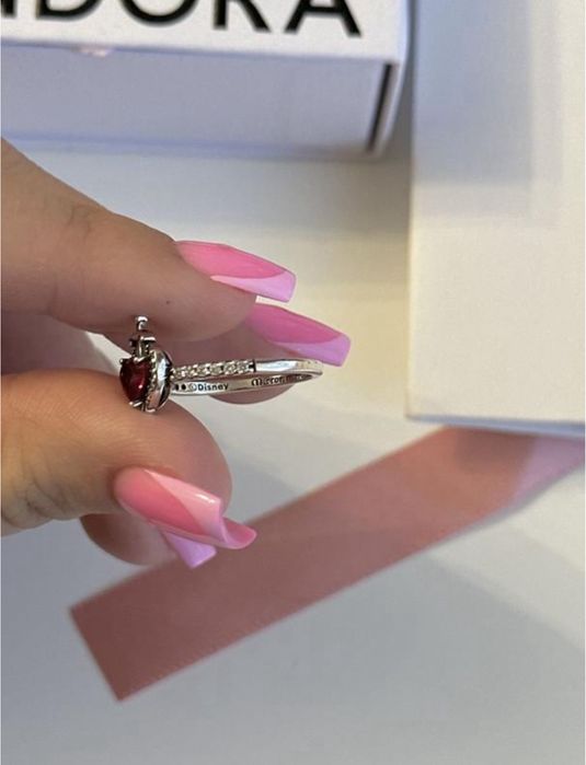 Жіноча срібна каблучка pandora червоне серце з мечем зла королева