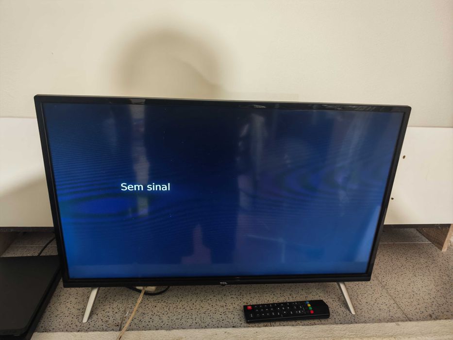 PS4 slim 1TB com dois jogos e TV 32 polegadas.