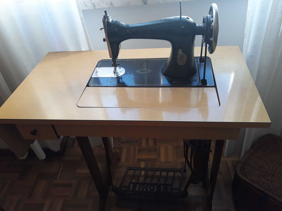 Máquina de costura Singer,  antiga
