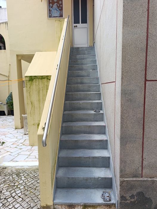 Cadeira Handicare elevador. Bom estado, mas a necessitar de reparação