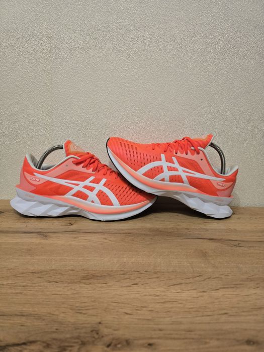 Жіночі бігові кросівки Asics Novablast Tokyo