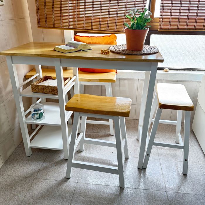 Mesa alta e 4 bancos