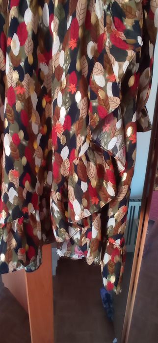 Vendo vestido curto em tons de outono