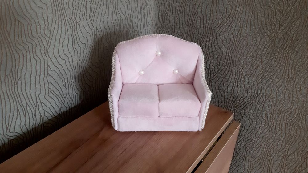 Диванчик для кукол. Кукольная мебель.