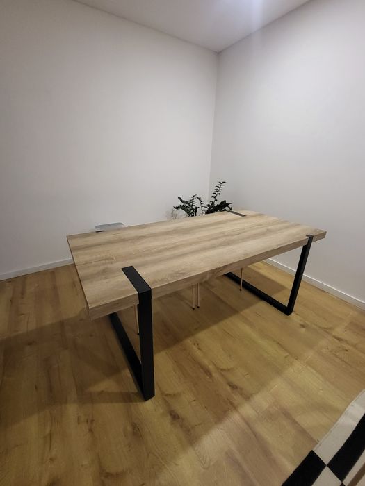 Mesa de Jantar em madeira com pés metálicos